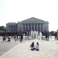 Тюменский драматический театр и площадь 400-летия Тюмени