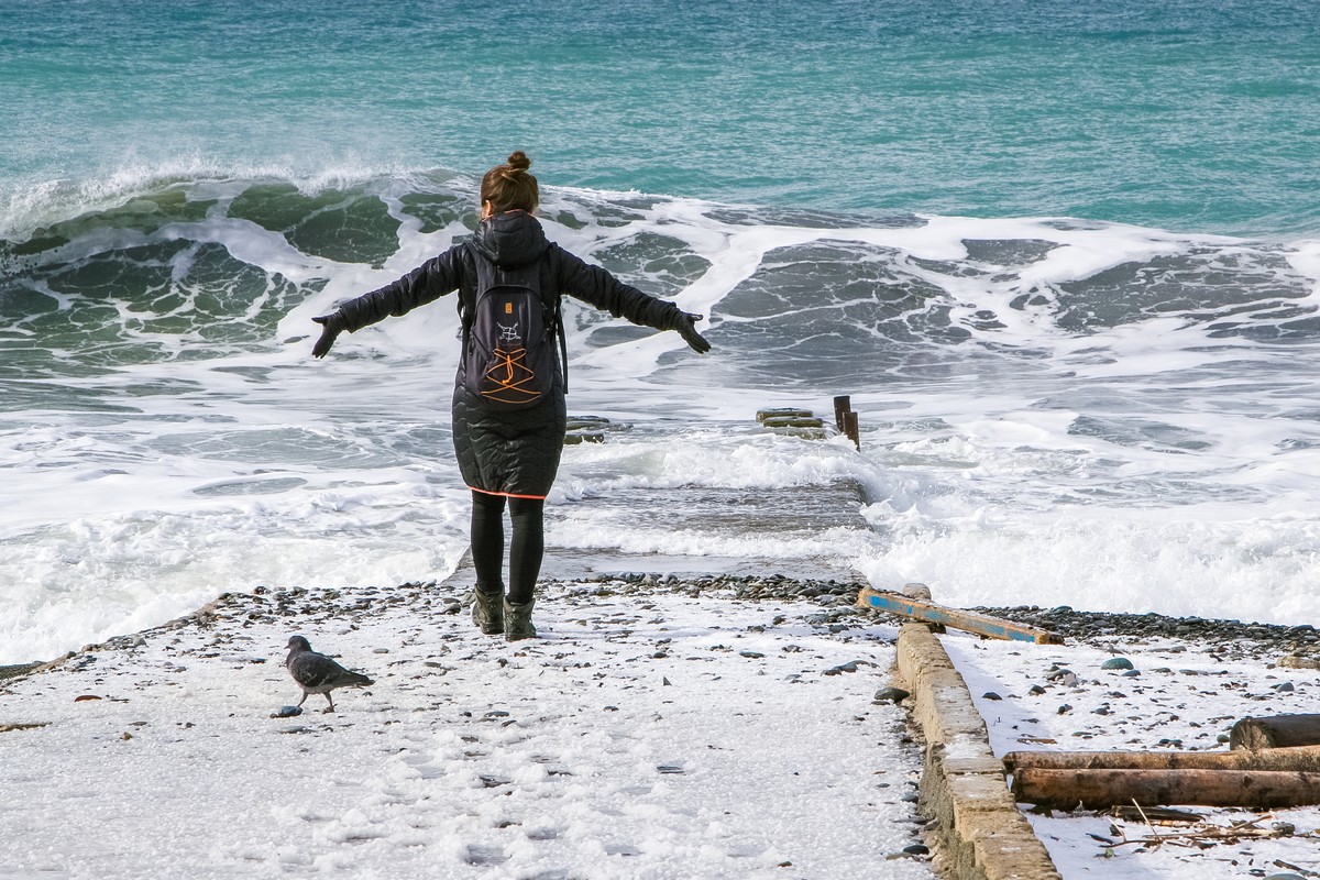 Слушать песню куда бежать. Короче отпуск в Сочи. Куда бежать в море. Фото скверная погода и человек.