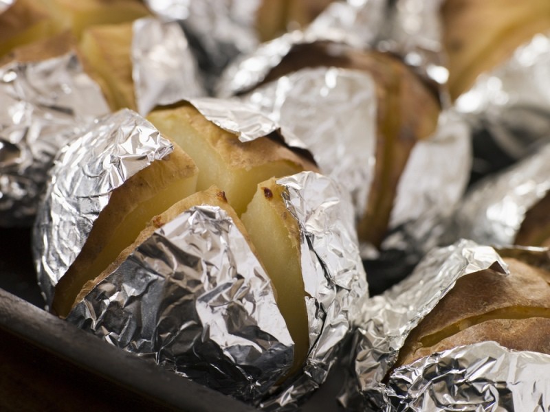 Приготовить «картофель в мундире» на углях