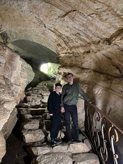 Посетить природную пещеру