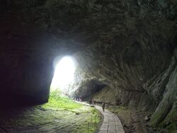 Посетить природную пещеру